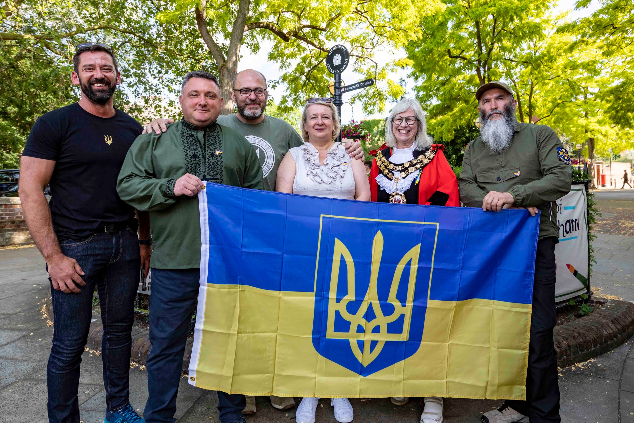 Галина Косинська (четверта ліворуч), мер лондонського округу Річмонд-на-Темзі Сюзетт Ніколсон з українцями-волонтерами. Фото з особистого архіву Галини Косинської